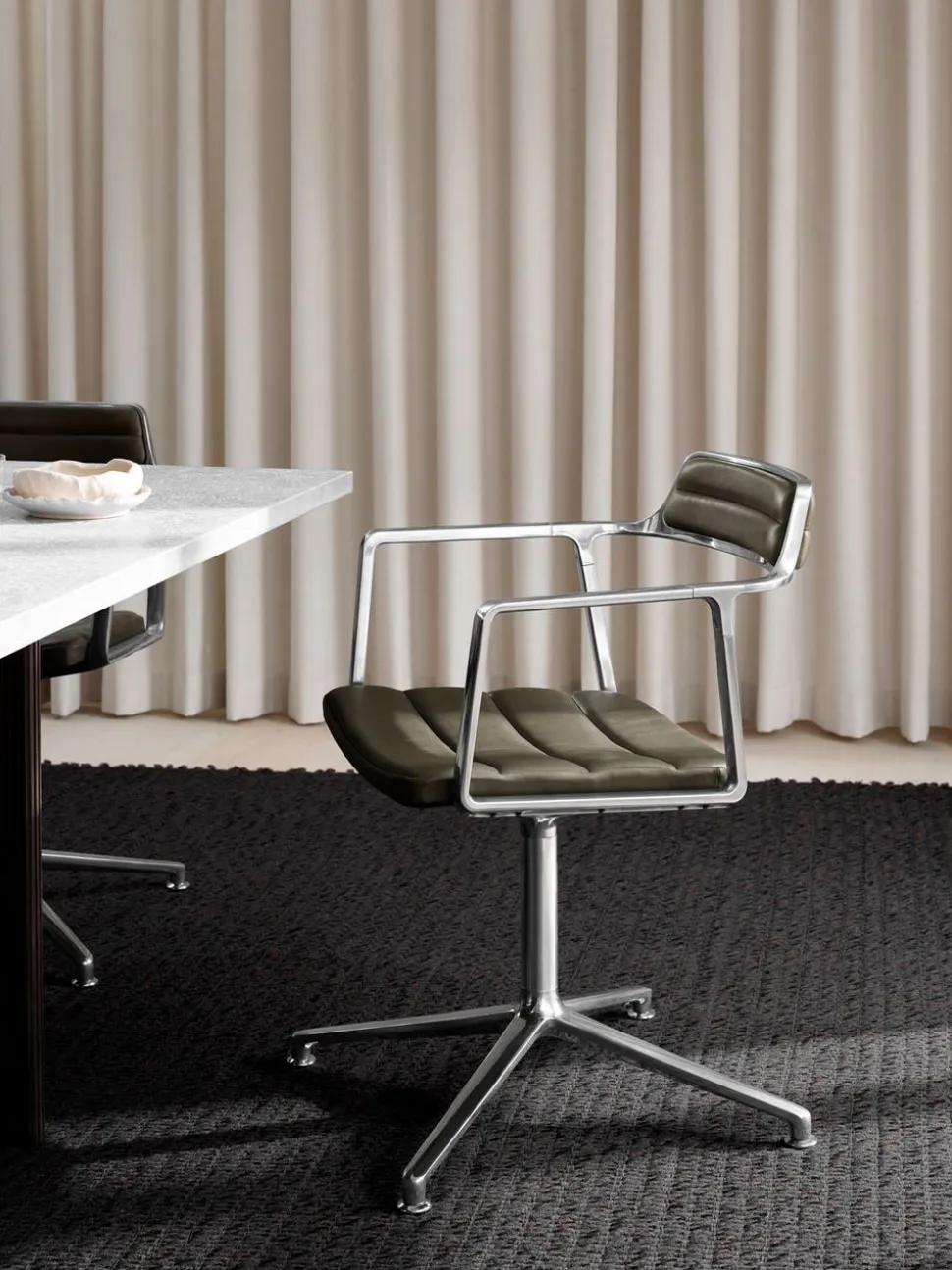 Vipp 452 Swivel Chair | Fötter | Polerat Aluminium, Grönt Läder