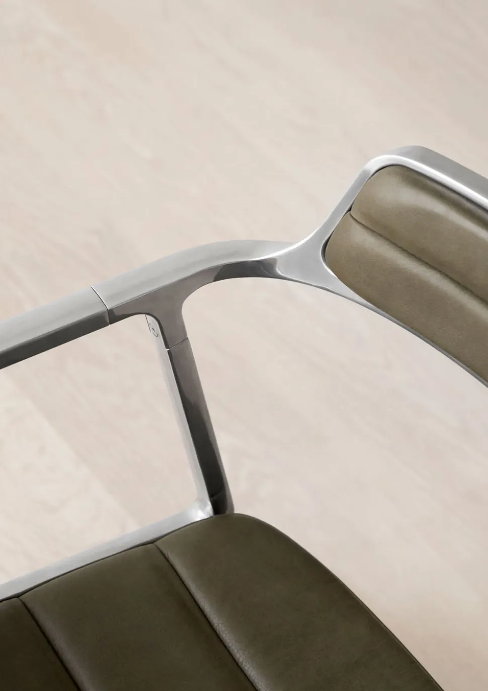 Vipp 452 Swivel Chair | Fötter | Polerat Aluminium, Grönt Läder