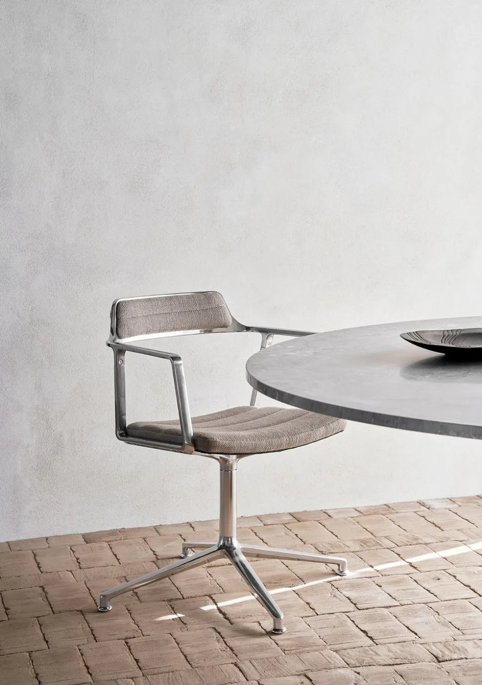 Vipp 452 Swivel Chair | Hjul | Polerat Aluminium, Dark Sand Tyg