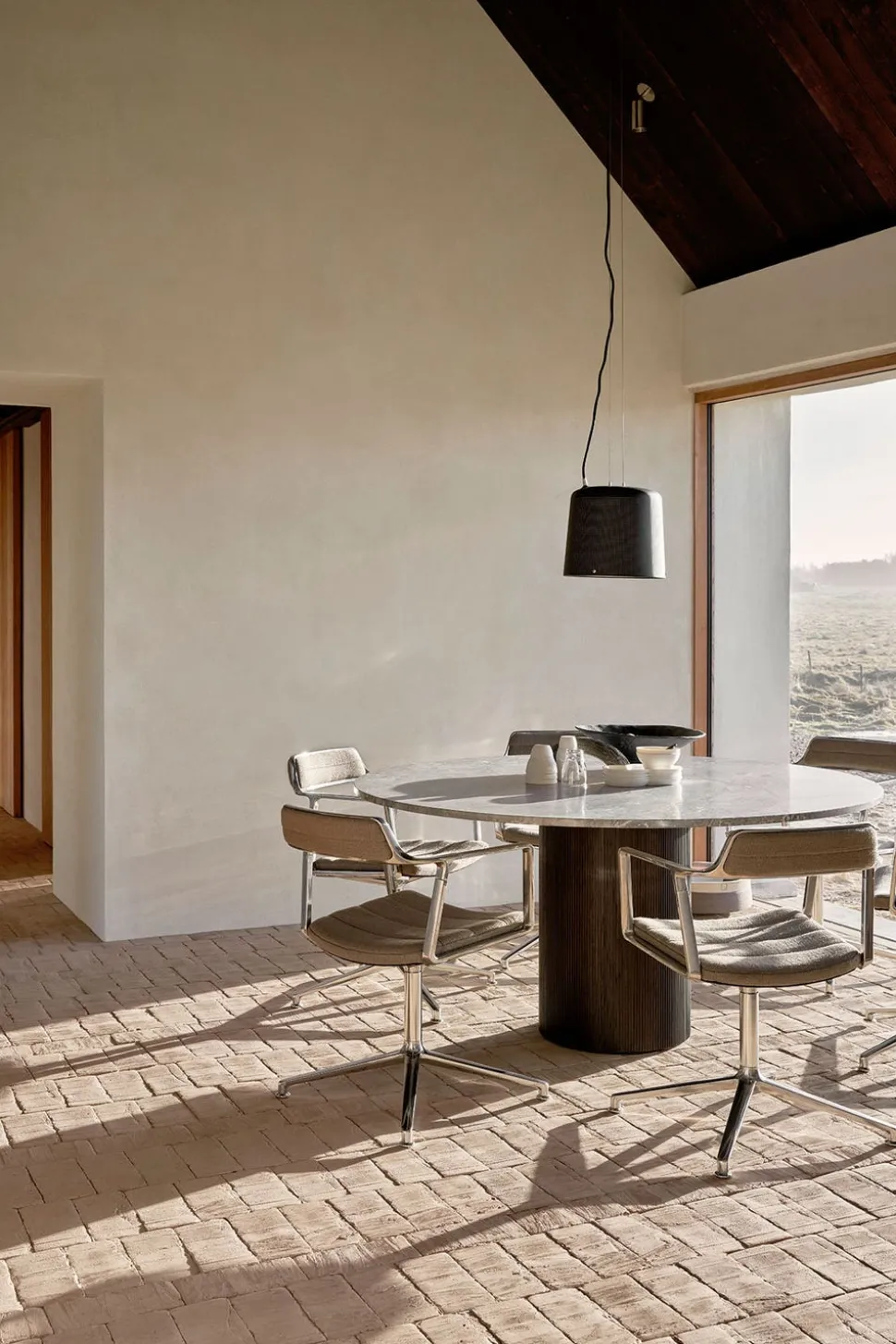 Vipp 452 Swivel Chair | Hjul | Polerat Aluminium, Dark Sand Tyg
