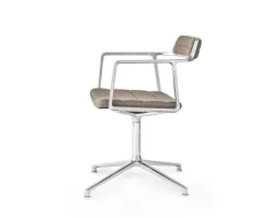 Vipp 452 Swivel Chair | Hjul | Polerat Aluminium, Dark Sand Tyg
