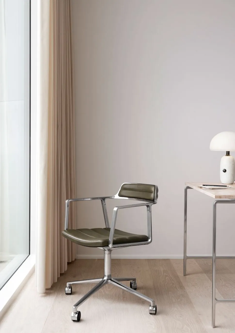 Vipp 452 Swivel Chair | Hjul | Polerat Aluminium, Grönt Läder
