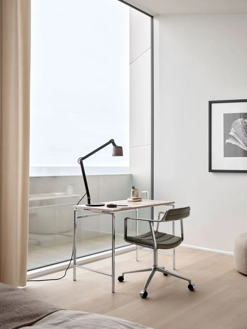 Vipp 452 Swivel Chair | Hjul | Polerat Aluminium, Grönt Läder