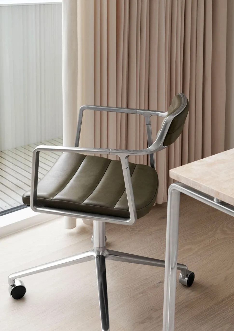 Vipp 452 Swivel Chair | Hjul | Polerat Aluminium, Grönt Läder