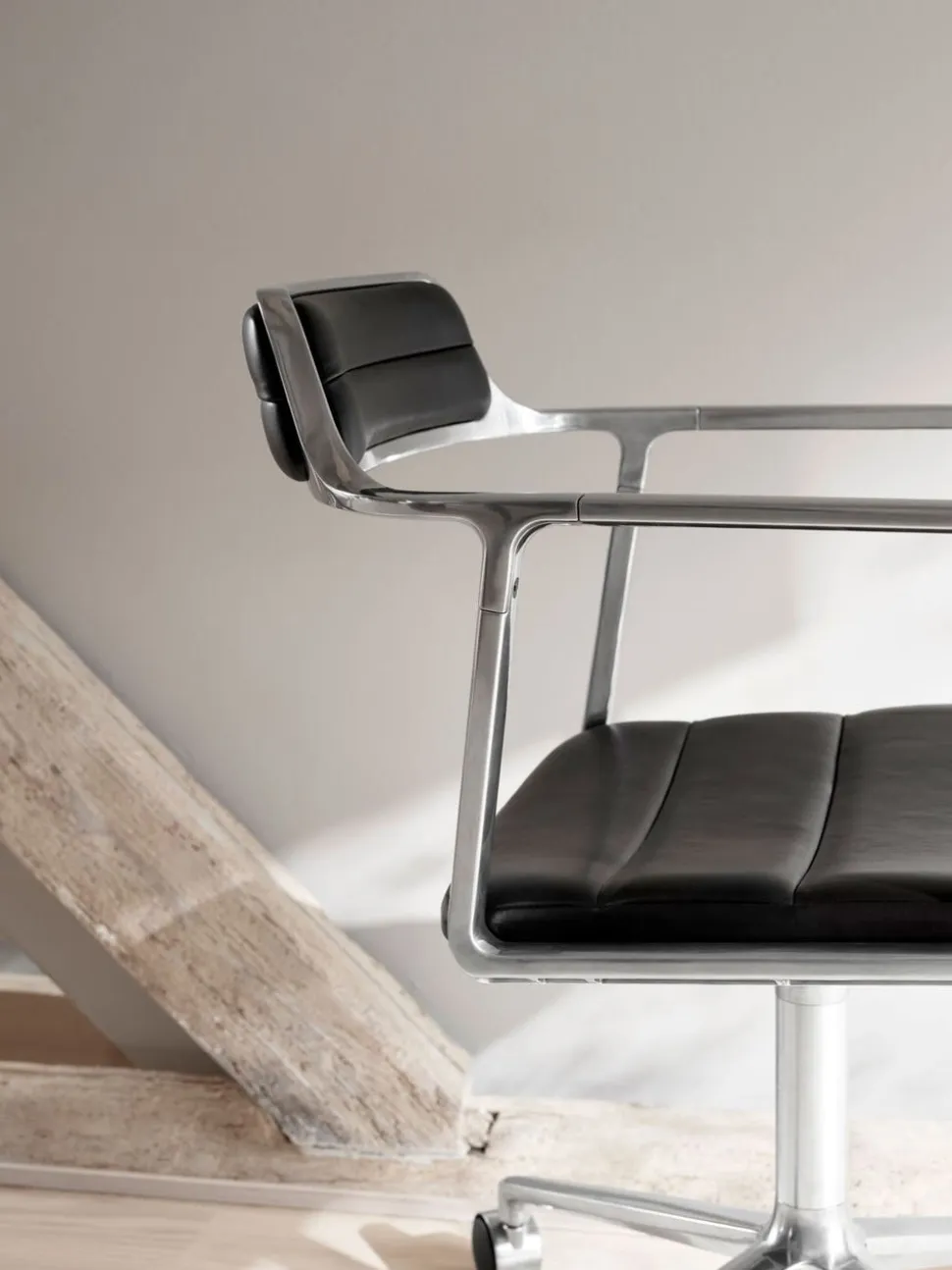 Vipp 452 Swivel Chair | Hjul | Polerat Aluminium, Svart Läder