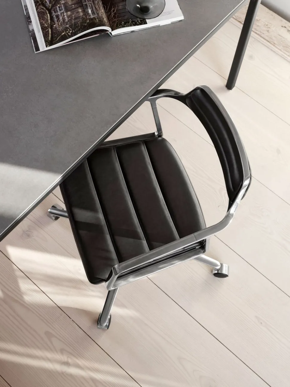 Vipp 452 Swivel Chair | Hjul | Polerat Aluminium, Svart Läder