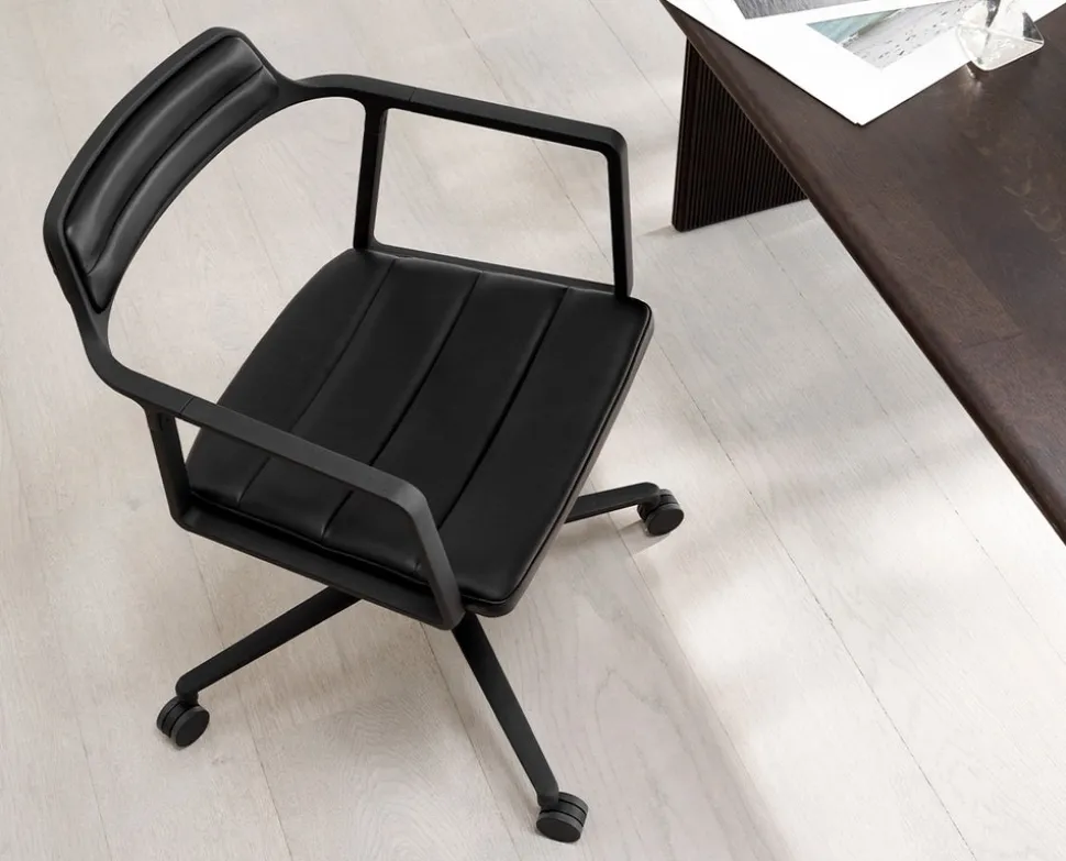 Vipp 452 Swivel Chair | Hjul | Pulverlackat Aluminum, Svart Läder