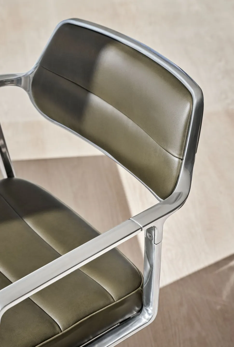 Vipp 453+ Swivel Stol | Fötter | Bosco Grönt Läder, Aluminium
