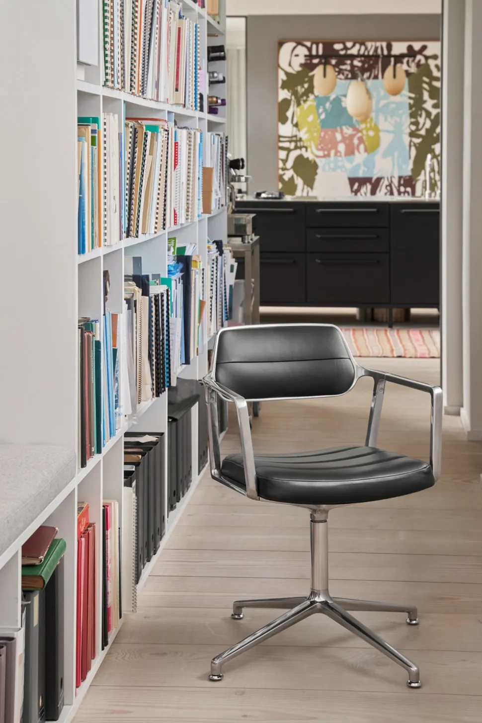 Vipp 453 Swivel Stol | Fötter | Svart Läder, Polerat Aluminium