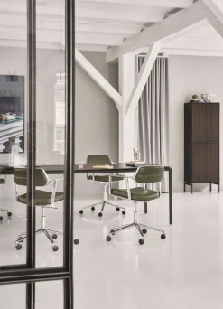 Vipp 453+ Swivel Stol | Hjul | Bosco Grönt Läder, Aluminium