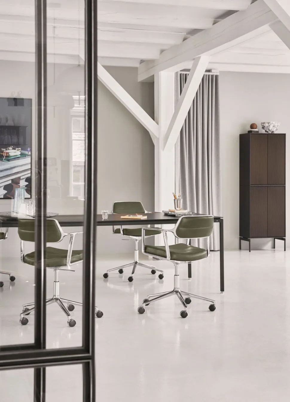 Vipp 453+ Swivel Stol | Hjul | Bosco Grönt Läder, Aluminium