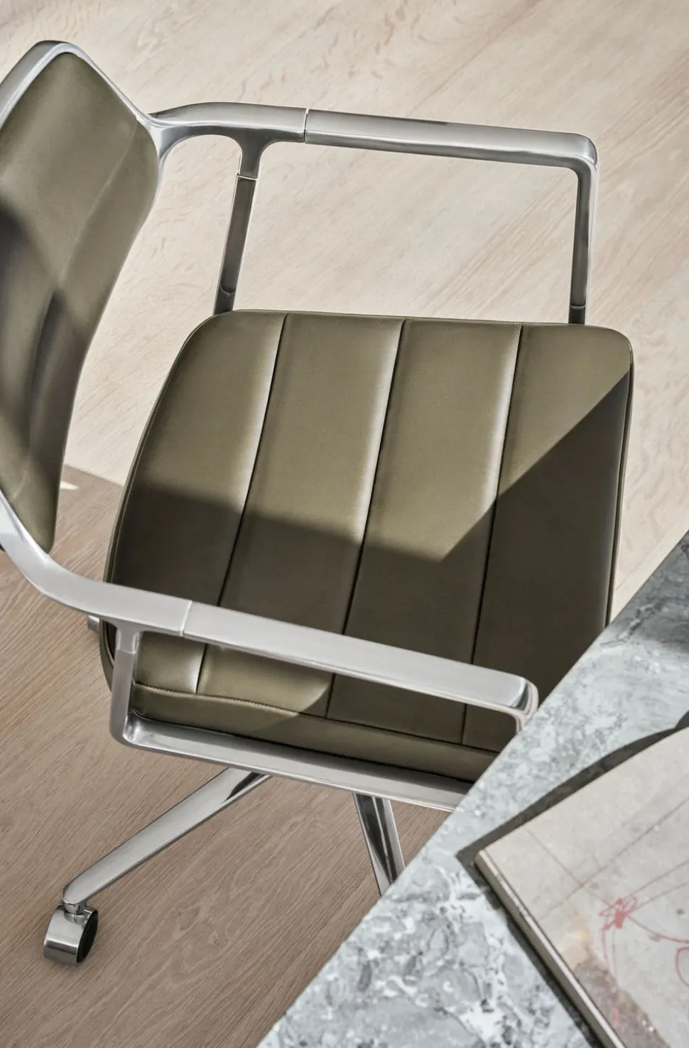 Vipp 453+ Swivel Stol | Hjul | Bosco Grönt Läder, Aluminium