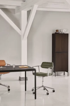 Vipp 453+ Swivel Stol | Hjul | Bosco Grönt Läder, Aluminium