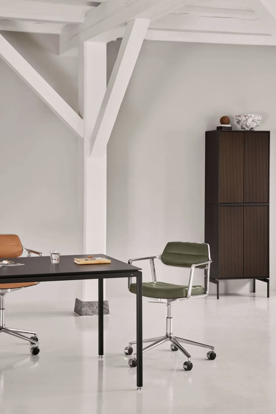 Vipp 453+ Swivel Stol | Hjul | Bosco Grönt Läder, Aluminium