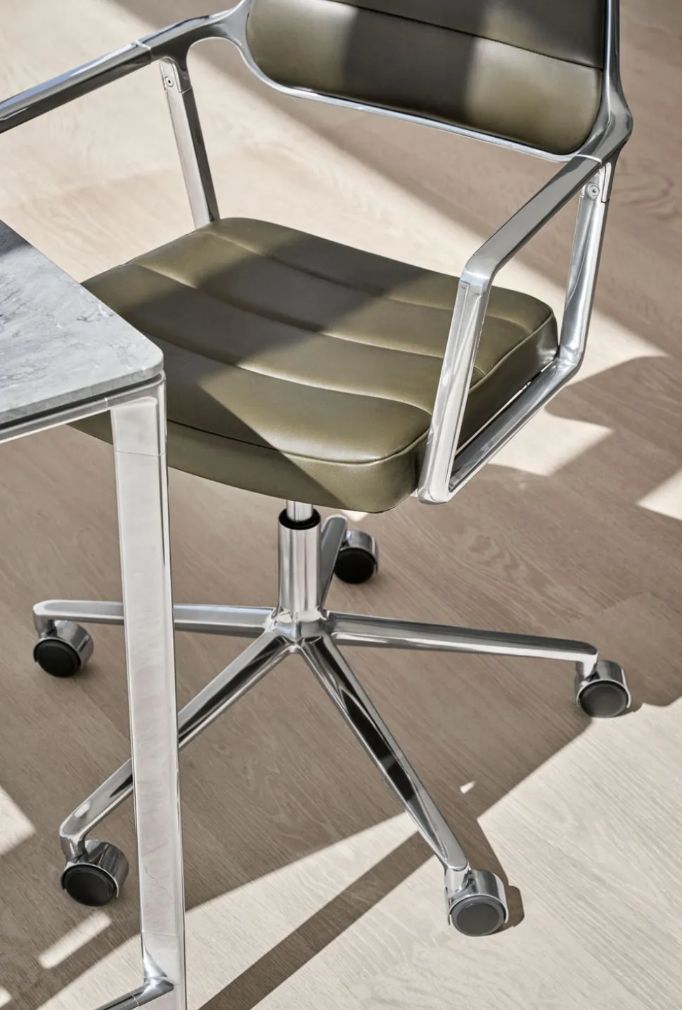 Vipp 453+ Swivel Stol | Hjul | Bosco Grönt Läder, Aluminium