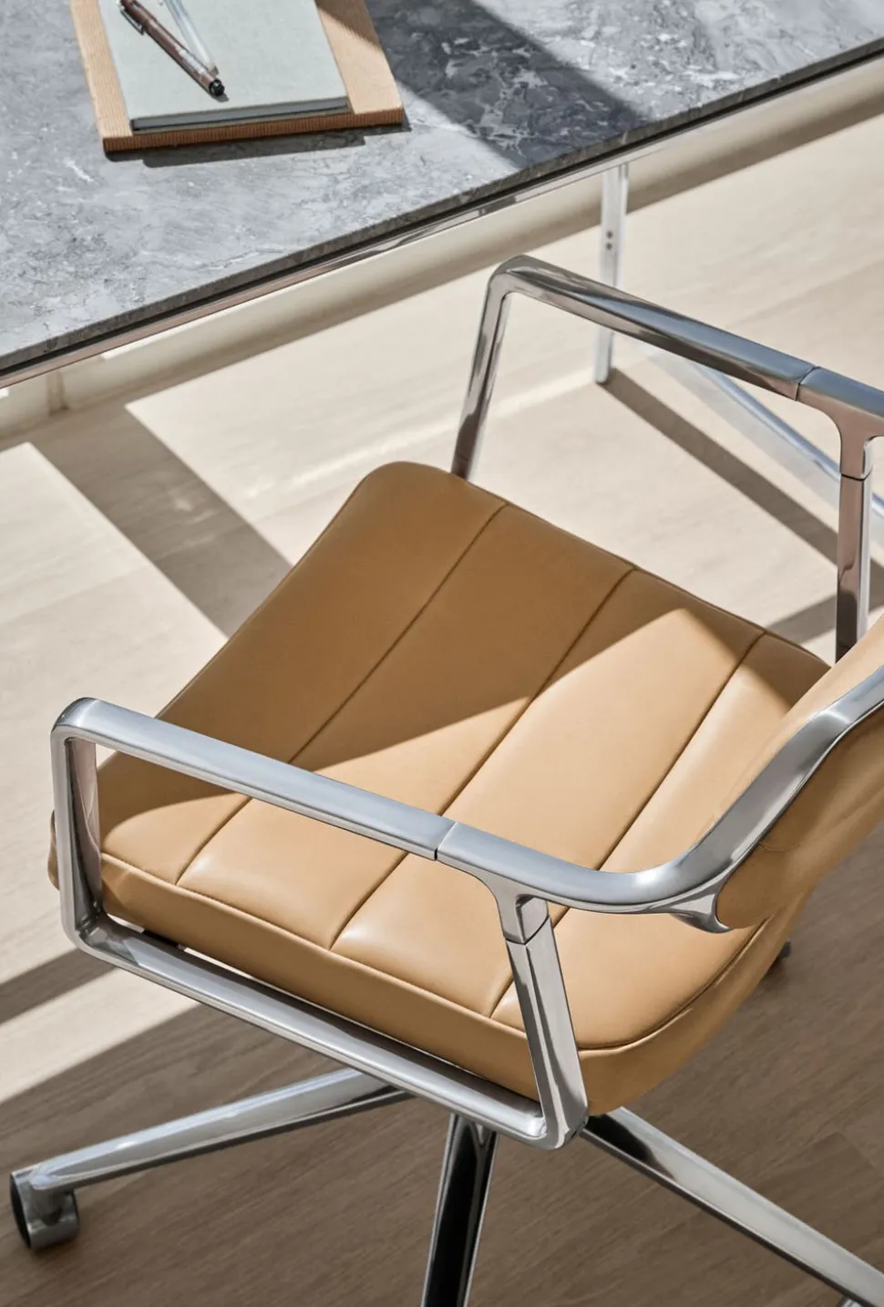 Vipp 453+ Swivel Stol | Hjul | Camel Läder, Polerat Aluminium