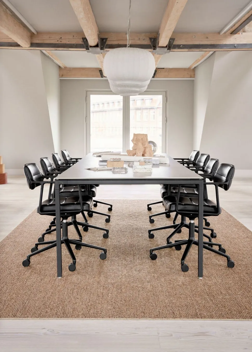 Vipp 453+ Swivel Stol | Hjul | Svart Läder, Polerat Aluminium