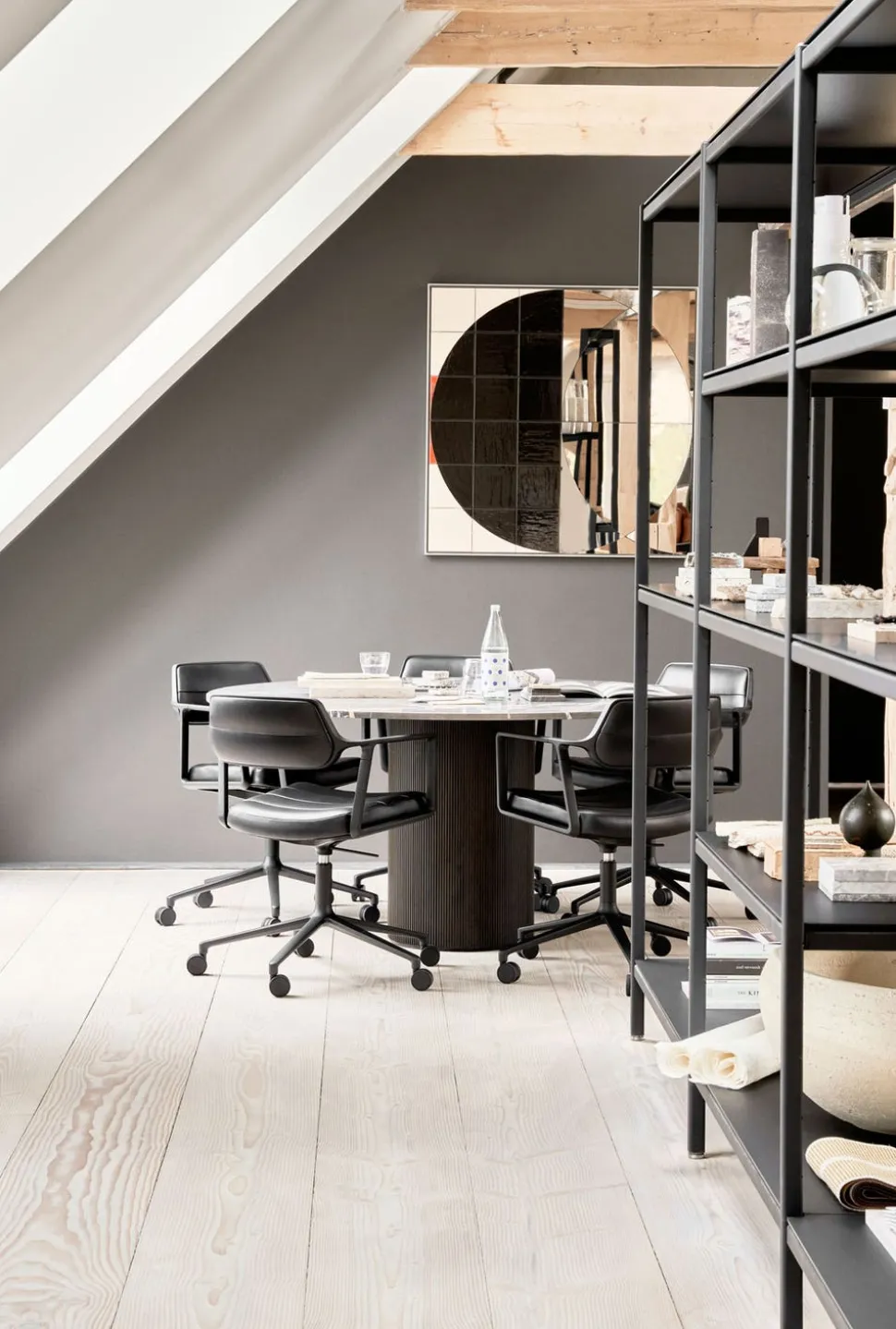 Vipp 453+ Swivel Stol | Hjul | Svart Läder, Svart Ram