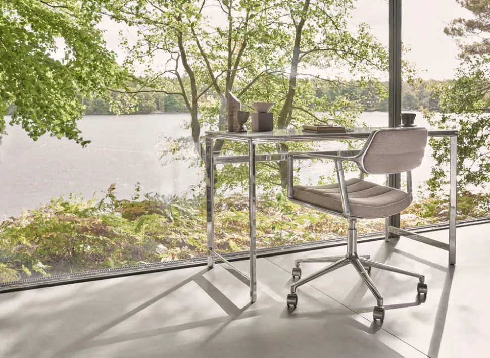 Vipp 453+ Swivel Stol | Hjul | Textil Mörk Sand, Polerat Aluminium