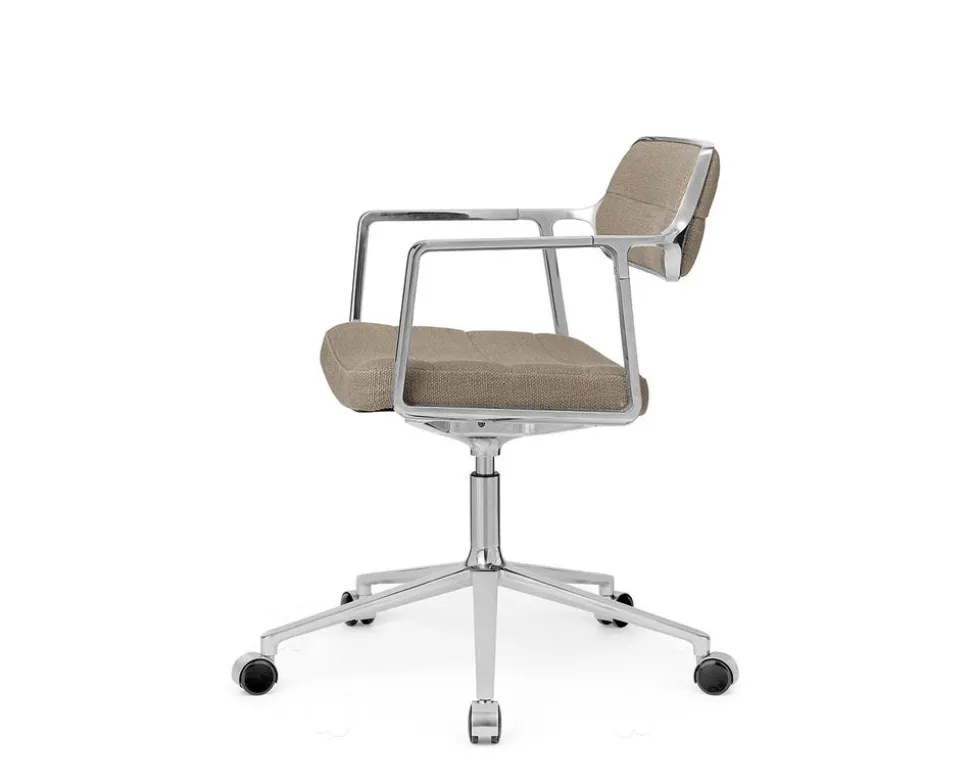 Vipp 453+ Swivel Stol | Hjul | Textil Mörk Sand, Polerat Aluminium
