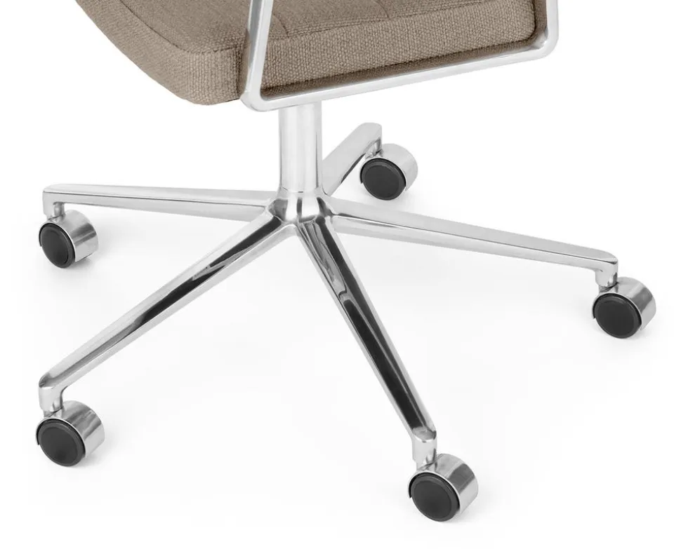 Vipp 453+ Swivel Stol | Hjul | Textil Mörk Sand, Polerat Aluminium