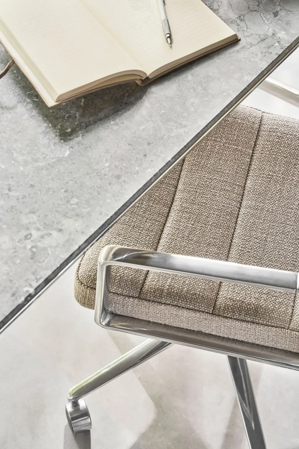 Vipp 453+ Swivel Stol | Hjul | Textil Mörk Sand, Polerat Aluminium