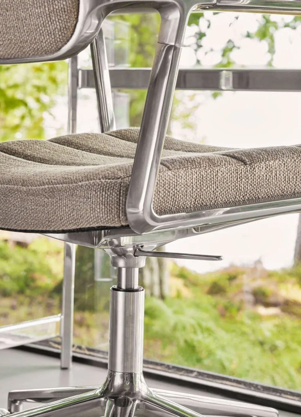 Vipp 453+ Swivel Stol | Hjul | Textil Mörk Sand, Polerat Aluminium