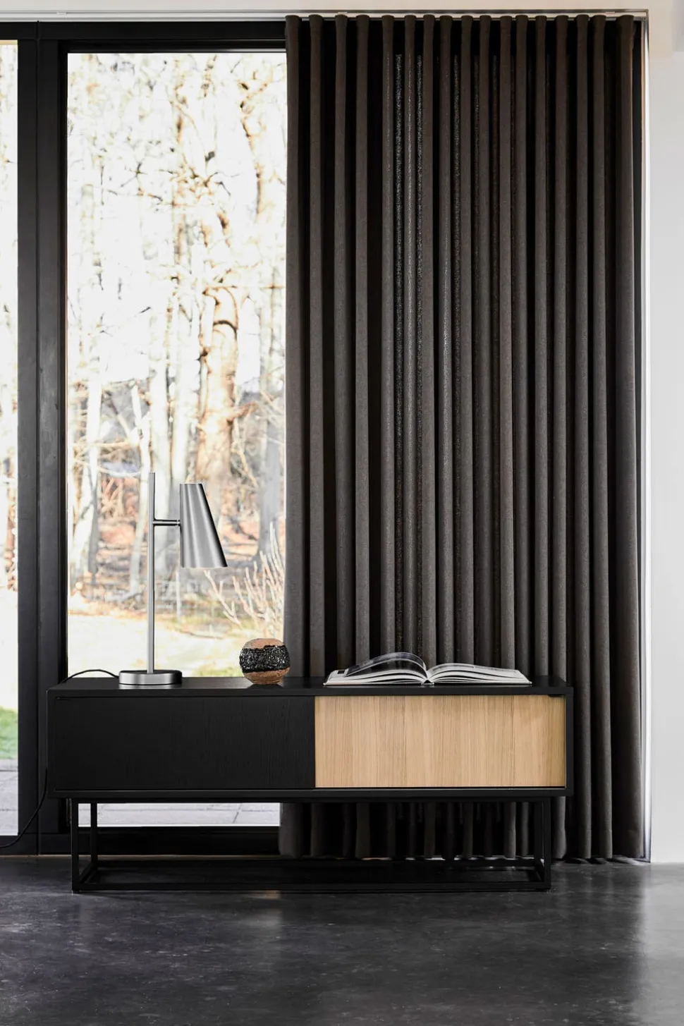 Virka Sideboard Låg | Svart / Vitpig.