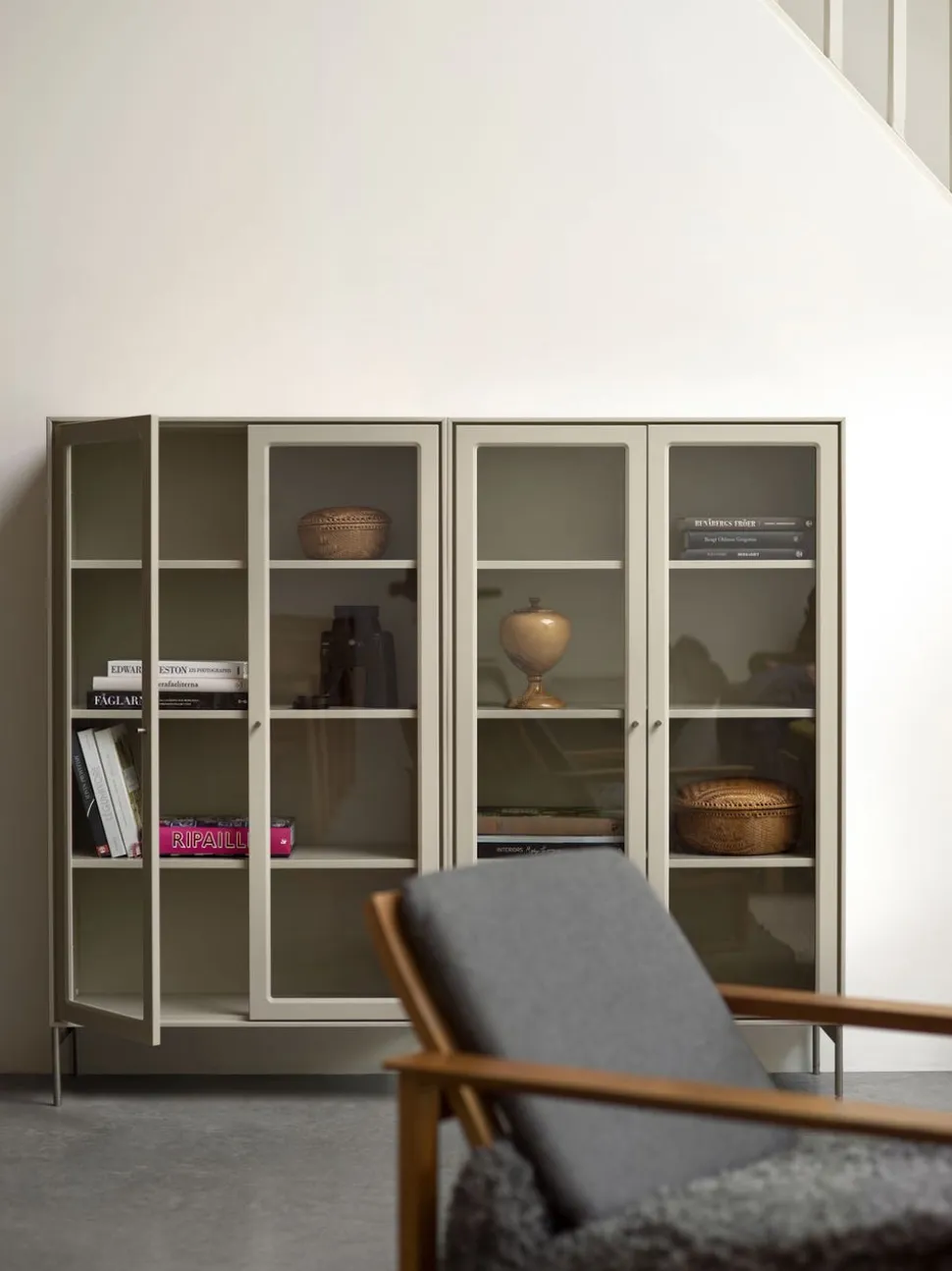 Volt Skåp Glasdörr 130 | Beige / Rostfritt